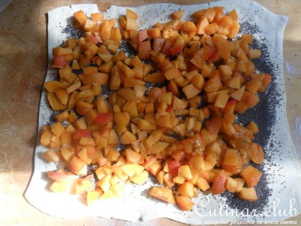 Слоёный рулет с абрикосами и маком