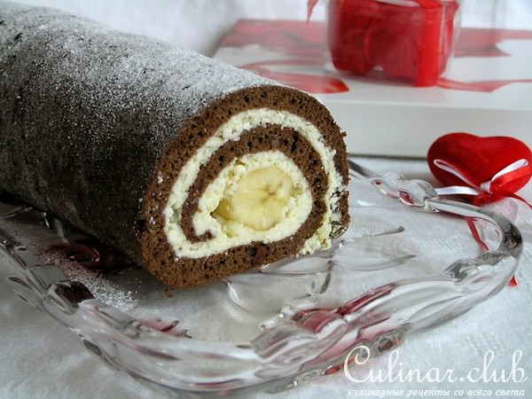 Шоколадный рулет с творожной начинкой и бананом