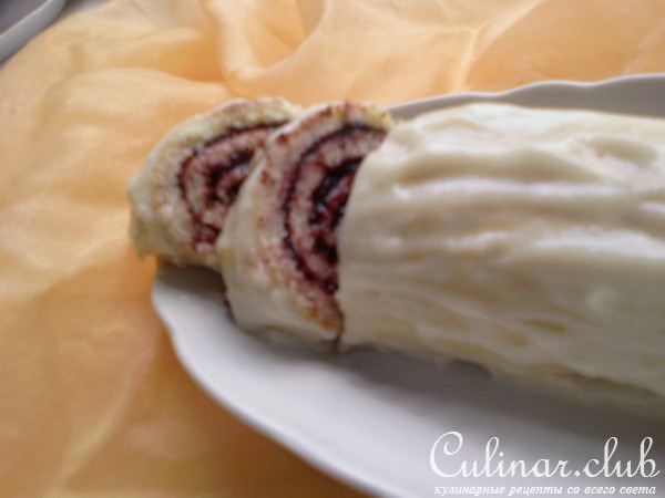 Бисквитный рулет со сливово-банановой начинкой.