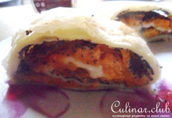 Слоёный рулет с абрикосами и маком
