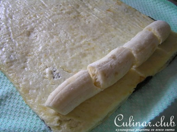 Шоколадный рулет с творожной начинкой и бананом