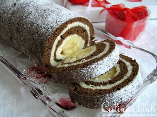 Шоколадный рулет с творожной начинкой и бананом