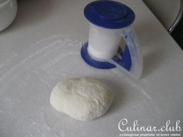 штрудель с вишней, черной смолродиной и яблоками