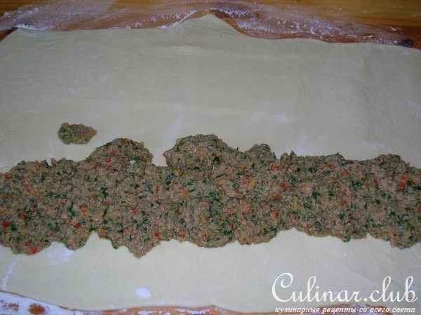 Рулет слоеный с мясом