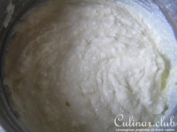 Шоколадный рулет с творожной начинкой и бананом