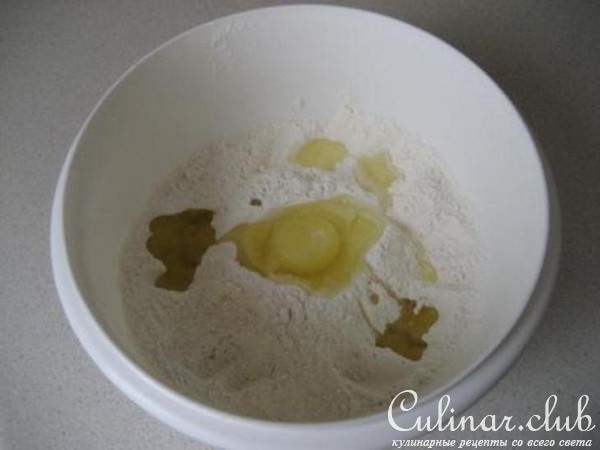 штрудель с вишней, черной смолродиной и яблоками