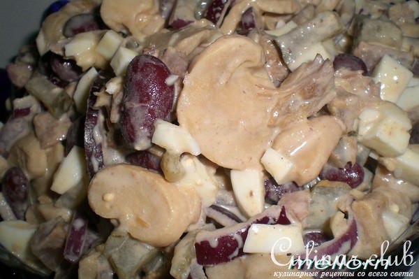 Салат из фасоли, мяса и грибов 