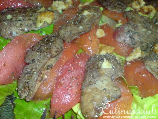 Салат с томатами и куриной печенью