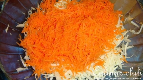 Салат из белокочанной капусты и слив.