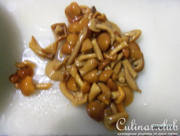 Салат с корейской морковью и маринованными опятами 