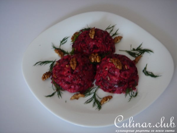 Салат из свеклы под сырно-грибным соусом