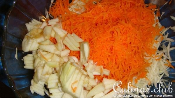Салат из белокочанной капусты и слив.