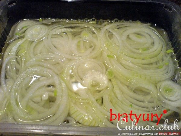 Лук репчатый под уксусом и растительным маслом. "Закусон, сэр!"