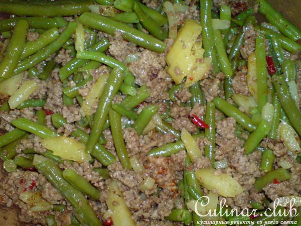 Тёплый огненный салат с зелёной фасолью и телячьим фаршем. 