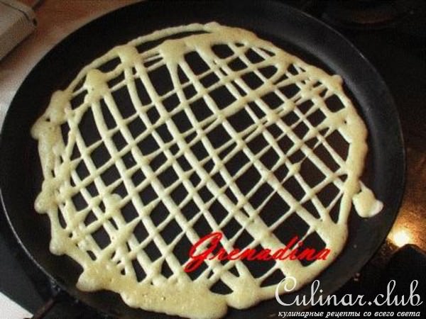 Овощной салат в ажурном яичном блине