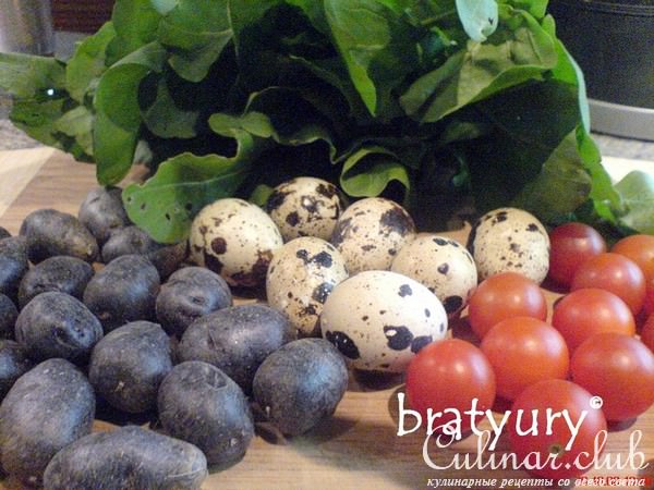 Салат из фиолетового картофеля с рукколой