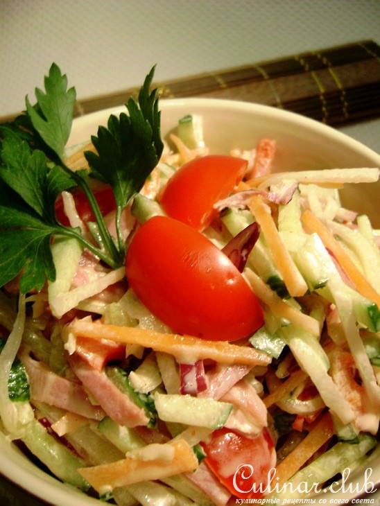 Салат из овощей с ветчиной и сметанной заправкой «И было вкусно».