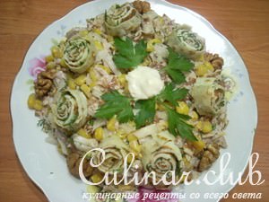 Мясной салат с омлетом и орехами