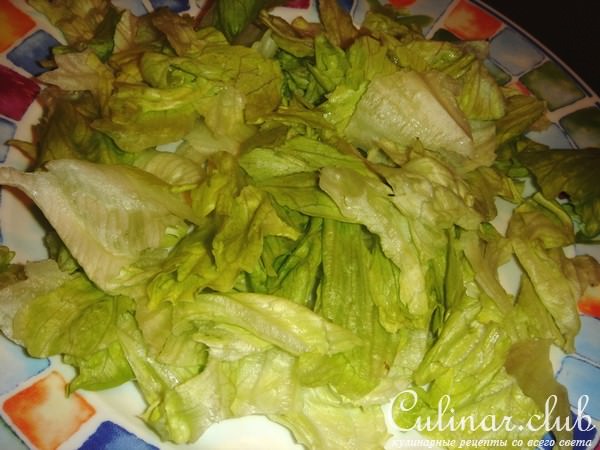 Салат с куриными грудками и дипом из авокадо