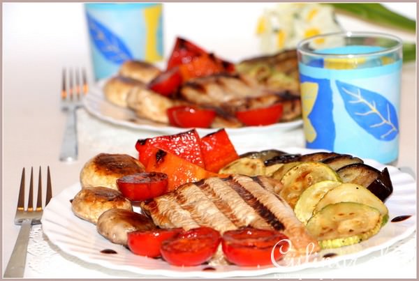 Теплый салат с грудкой индейки и грилованными овощами