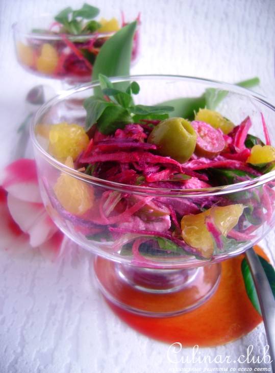 Салат из свежих свеклы и моркови с апельсином и сыром.