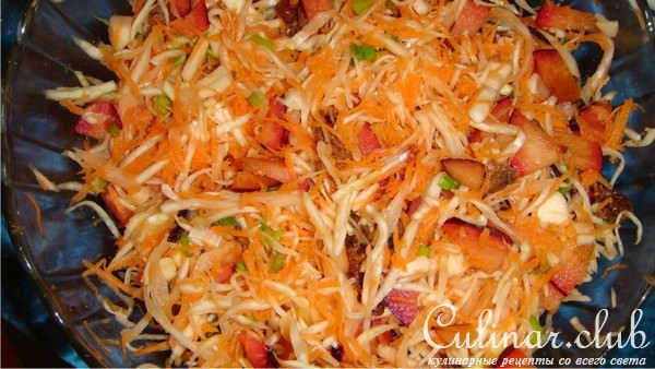 Салат из белокочанной капусты и слив.