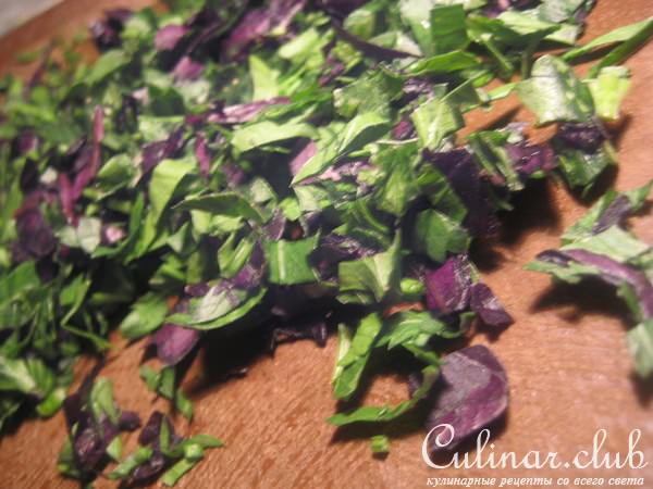 Салат из сырых шампиньонов, копченой курицы и яйцами-пашот.