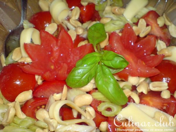Салат из помидорок,сельдерея и арахиса