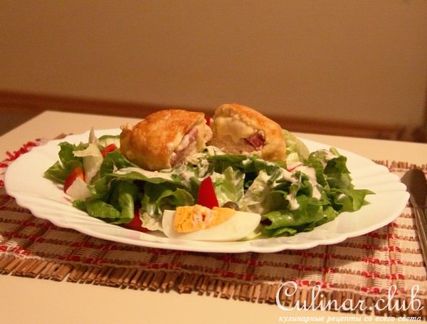 Салат с куринными конвертиками