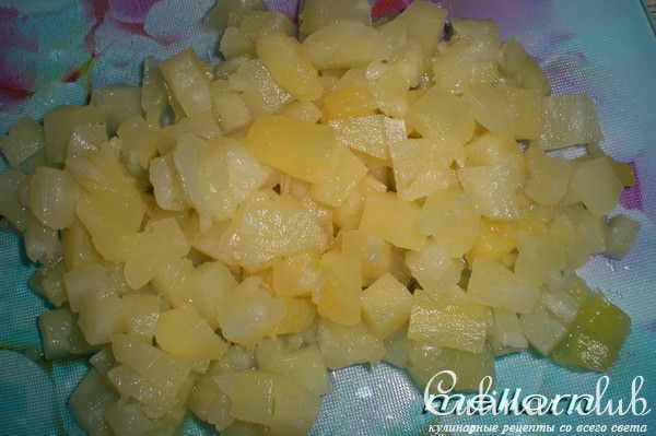 Салат из крабовых палочек с сыром и ананасами