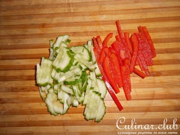 Салат с курицей на подушке из овощей