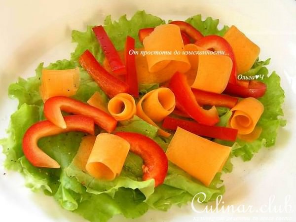 Салат из моркови и сладкого перца с мандаринами и кедровыми орешками