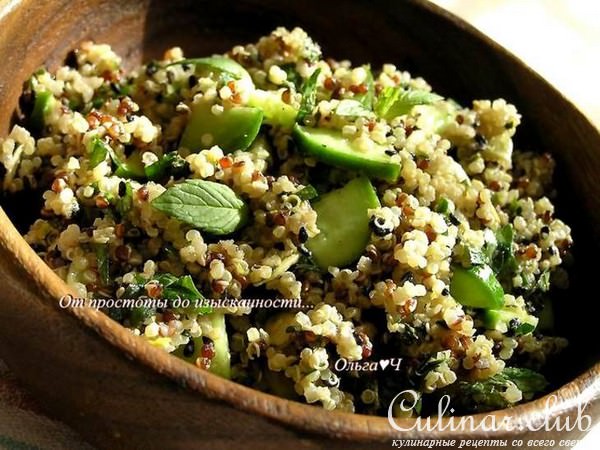 Мятный салат из киноа с зеленью, тахиной и тыквенными семечками