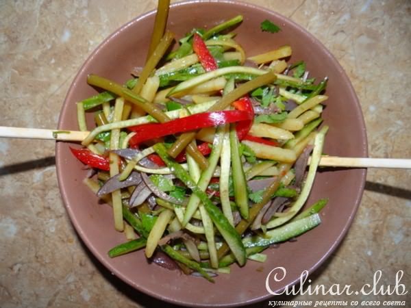 Азиатский салат с овощами и утиными желудками