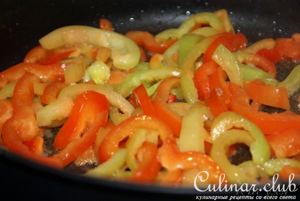 Салат с индейкой, руколой и яблоками в карамели 