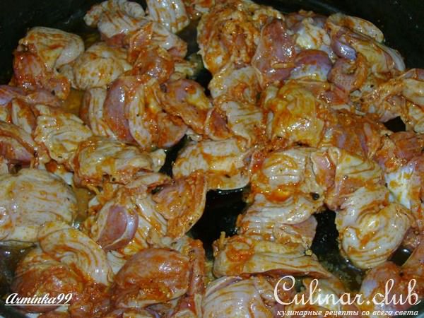 Теплый салат из куриных желудков с картофелем и грибами