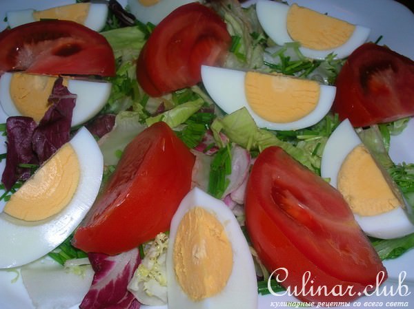 Салат " Экспромт " с сельдью, спелыми помидорами и сыром