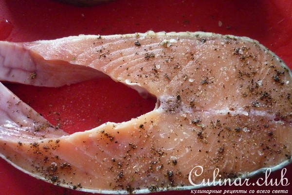 Теплый салат с брокколи,цветной капустой и красной рыбой