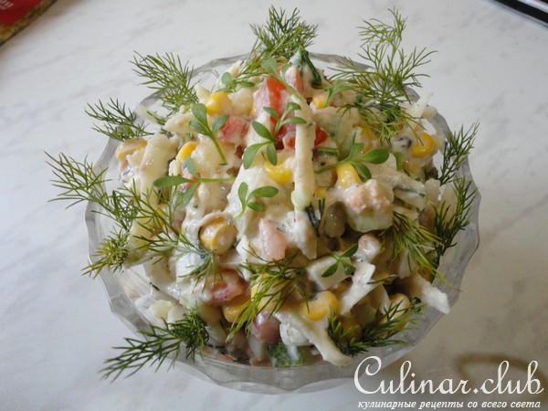 Рыбный салат с яблоком и овощами