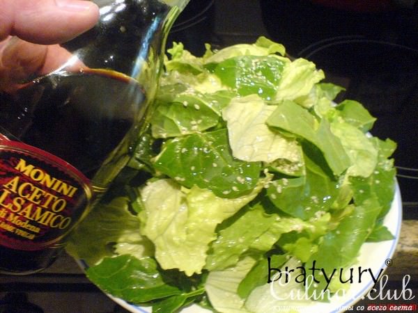 Салат и шпинат с кунжутом и арахисовым маслом 