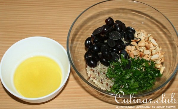 Салат из киноа с виноградом,арахисом и жареными креветками
