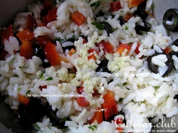 Рисовый салат с маслинами, сладким перцем и апельсином