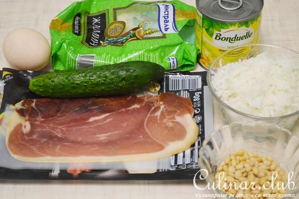 Салат с рисом, овощами и сыровяленым мясом..