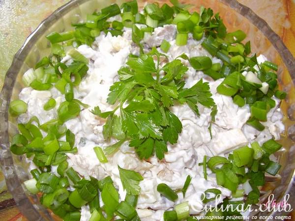 Салат из домашней птицы с ананасом и спаржей