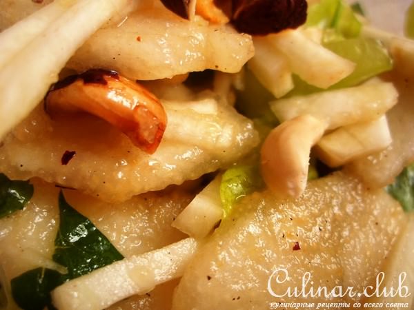 Сочный салат из груши с фундуком и сельдереем.