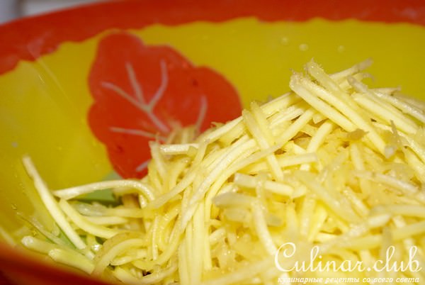 Лёгкий салат с клубникой, манго и китайской капустой