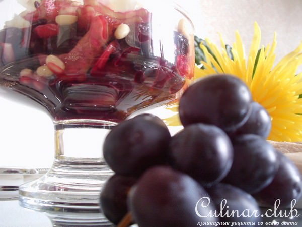 Салат из маринованной свеклы с сельдереем и фруктами .