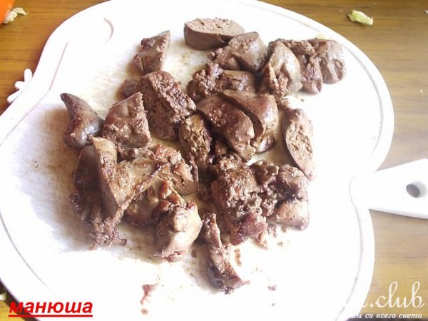 Салат с куриной печенью и яйцом-пашот