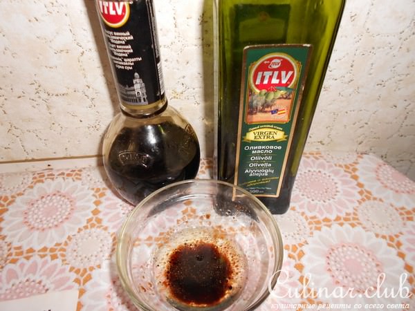 Салат с курицей на подушке из овощей
