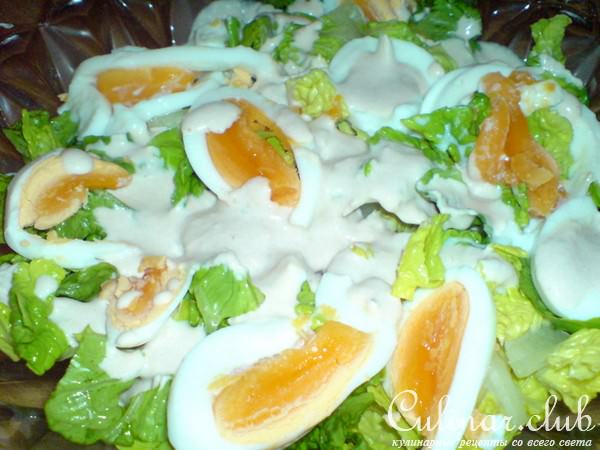 Салат зелёный с варёными яйцами и соусом из тунца